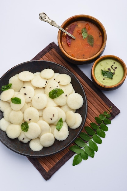 Mini-Idli ist die kleinere Version von weichem und schwammigem, rundem, gedämpftem normalem Reis-Idli, auch bekannt als Knopf- und Cocktail-Idli