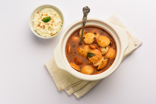 Mini idli o idlies con sambar y chutney de coco Desayuno del sur de la India