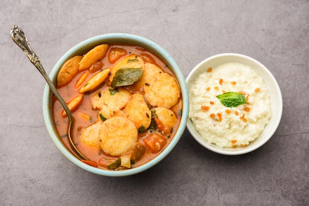 Mini idli ou idlies com sambar e chutney de coco Café da manhã do sul da Índia