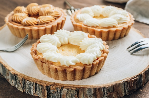 Mini-Käsekuchen auf Holztisch