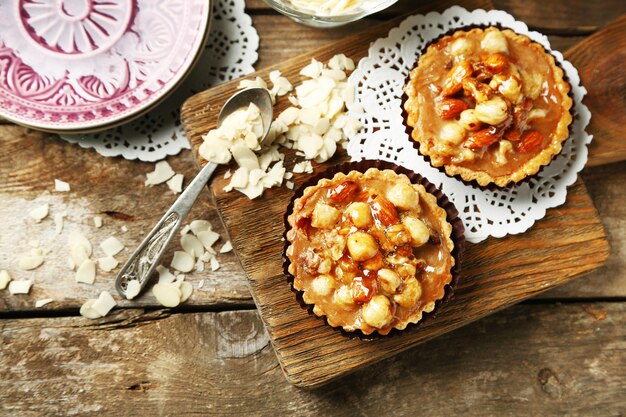 Mini-Kuchen mit Nüssen auf Holztisch