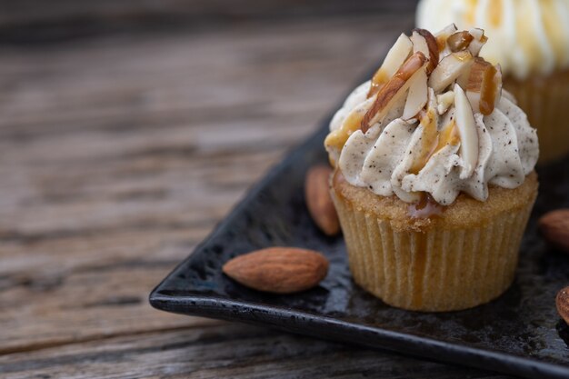 Mini magdalenas sabrosas en un fondo del vintage, postre dulce para la Navidad