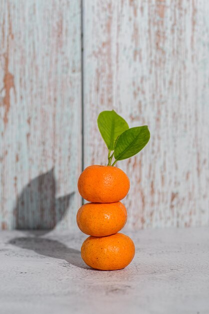 Foto mini mandarinas sobre un fondo de madera