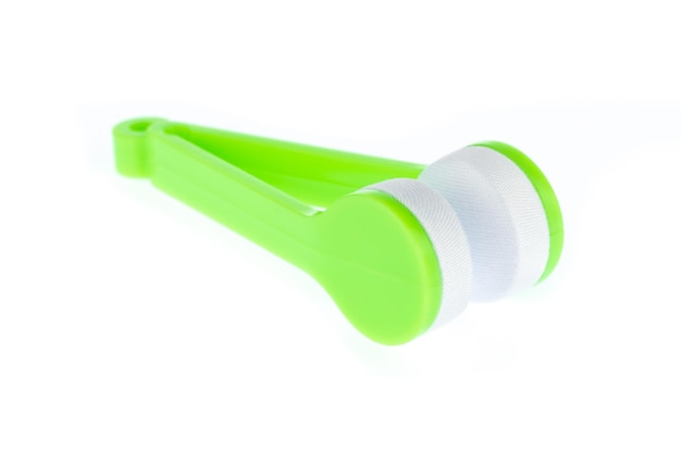 Mini microfibra anteojos anteojos limpiador clip cepillo aislado sobre fondo blanco.