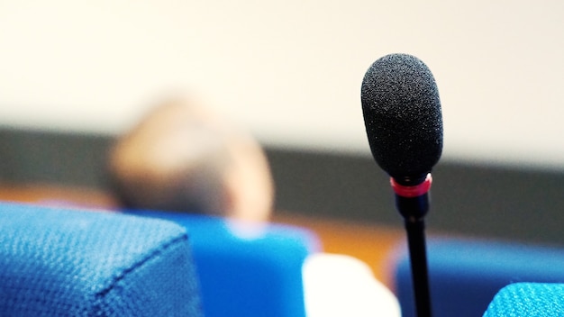 Mini-Mikrofonlautsprecher im Konferenzsaal für Rede in Geschäftsseminaren oder Organisationstrainings