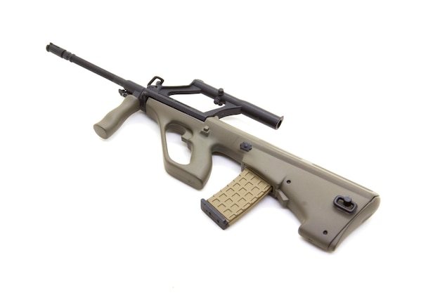 Foto mini modelo de pistola aislado sobre fondo blanco.