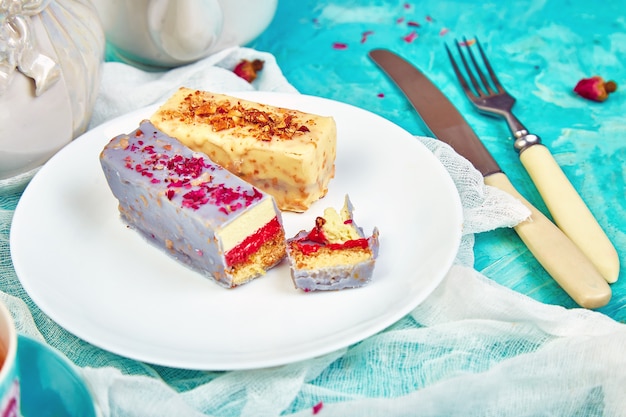 Mini Mousse Cake mit Schokolade mit Tassen Tee.