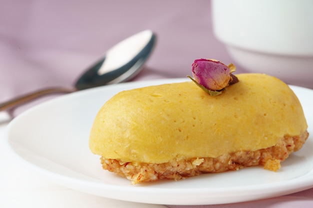 Foto mini-mousse-teig-dessert mit rose auf weißem teller