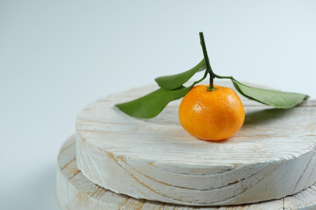 Mini naranjas sobre fondo blanco.