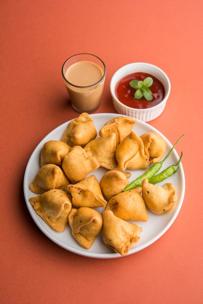 Mini o pequeña samosa con salsa y té caliente