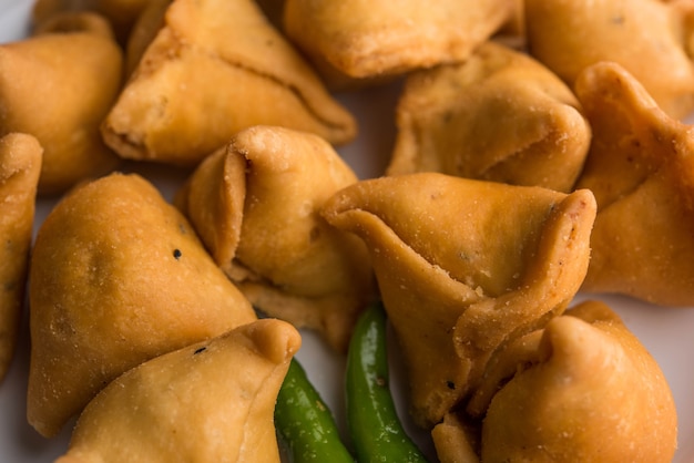 Mini o pequeña samosa con salsa y té caliente