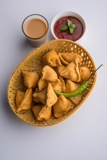 Mini oder kleine Samosa mit Sauce und heißem Tee