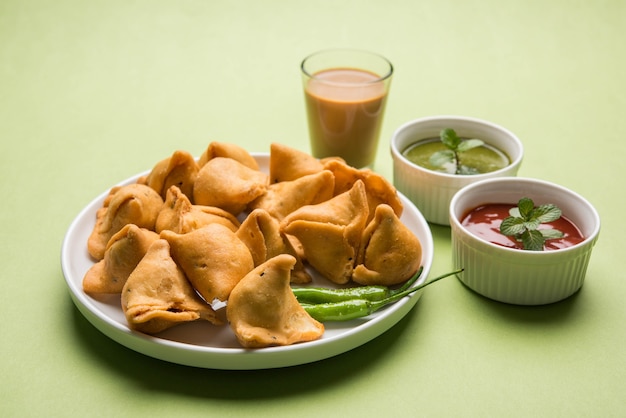 Mini oder kleine Samosa mit Sauce und heißem Tee