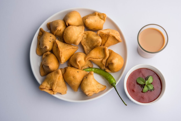 Mini ou pequena samosa com molho e chá quente