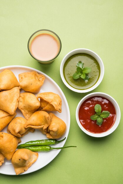 Mini ou pequena samosa com molho e chá quente