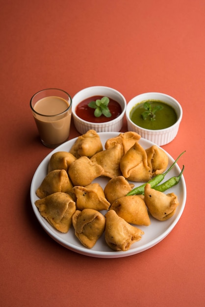 Mini ou pequena samosa com molho e chá quente