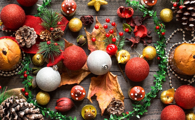 Mini panetone com frutas e decoração de Natal,