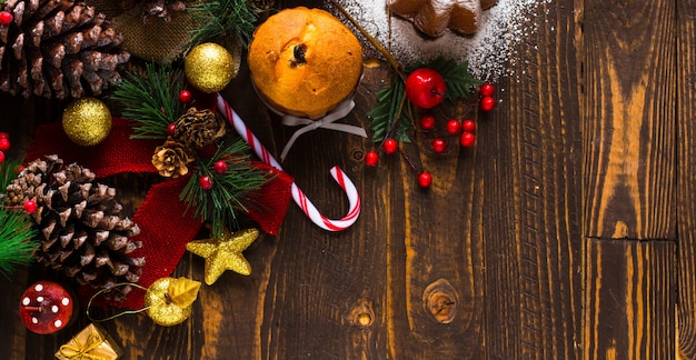 Mini panetone com frutas e decoração de natal,