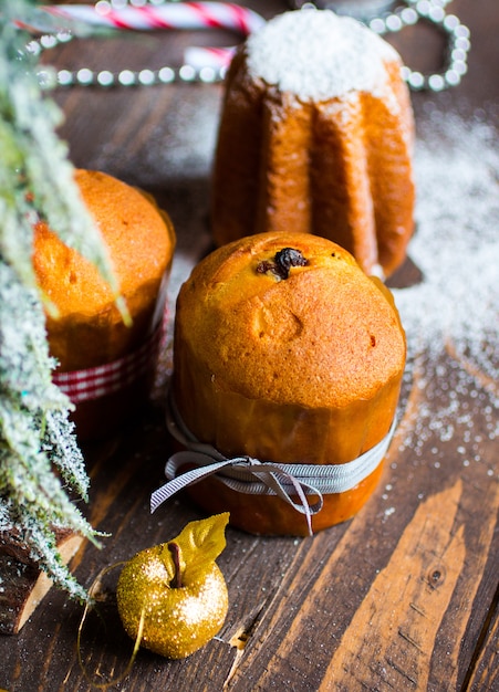 Mini panetone e pandoro com frutas e decoração de Natal