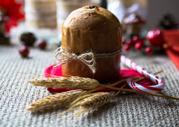 Mini panettone con decoración navideña,