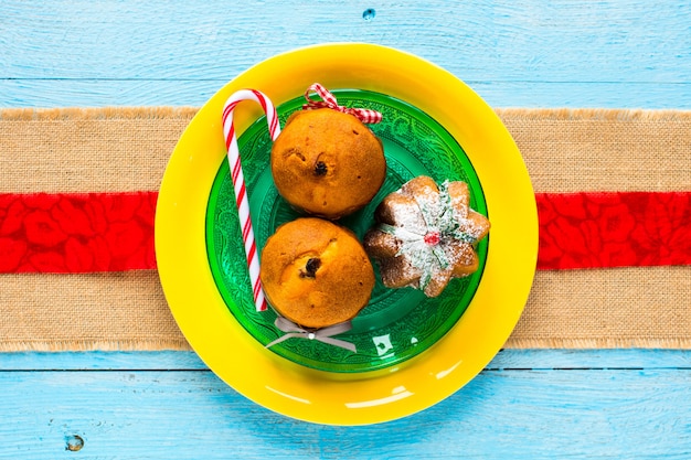 Mini-Panettone mit Früchten und Weihnachtsdeko,