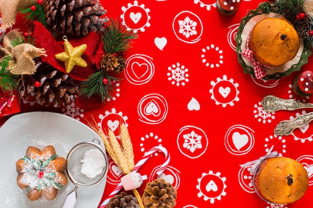 Mini-Panettone mit Früchten und Weihnachtsdeko,