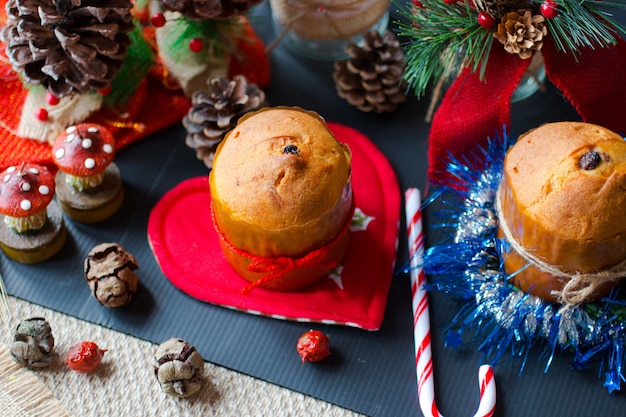 Mini Panettone mit Weihnachtsdekoration,