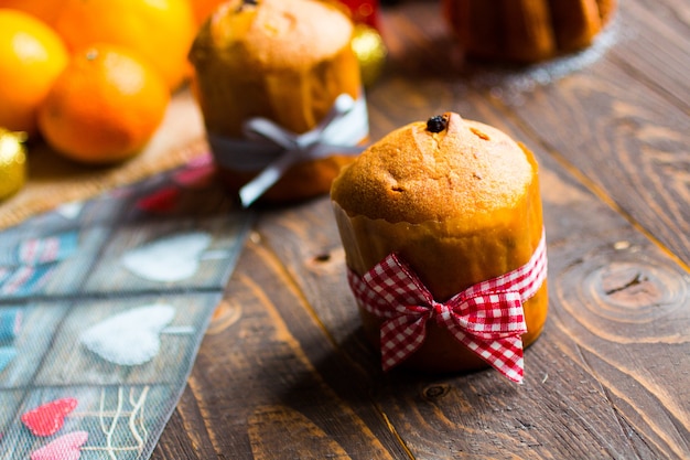 Mini panettone y pandoro, con frutas y decoración navideña,