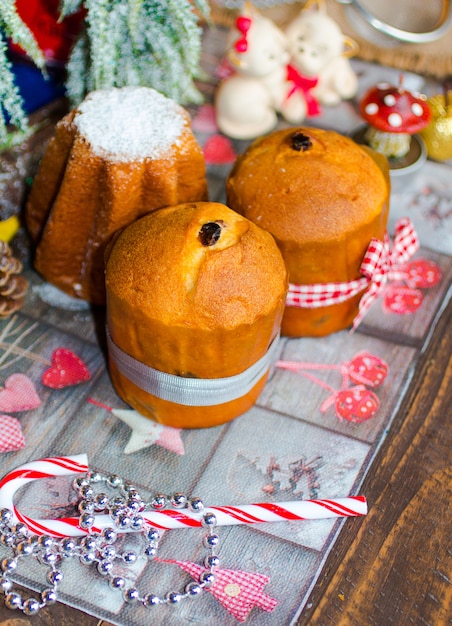 Mini panettone y pandoro con frutas y decoración navideña