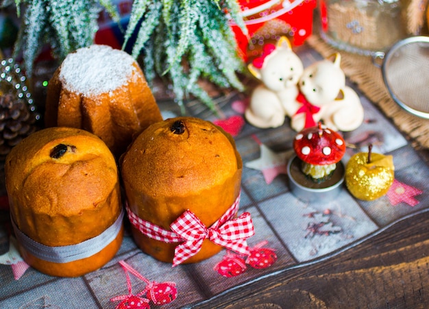 Mini panettone y pandoro, con frutas y decoración navideña,