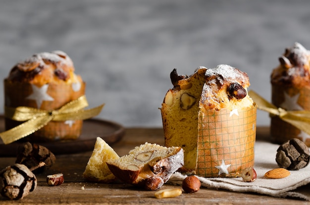 Mini panettone en una placa y mesa de madera