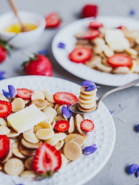 Mini panquecas de cereal com mel e morangos