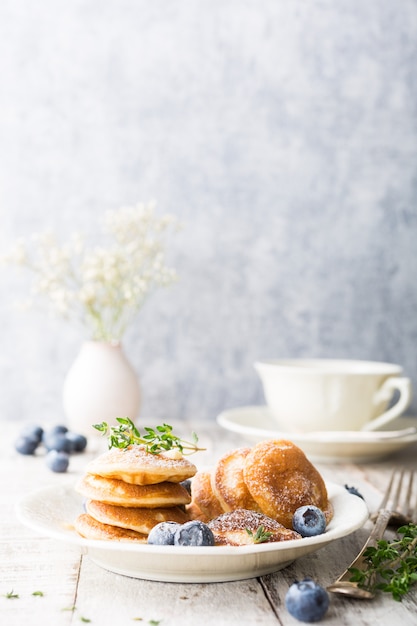 Mini panquecas holandesas chamadas poffertjes