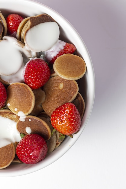 Mini panqueque de cereales caseros con yogurt, miel y fresas