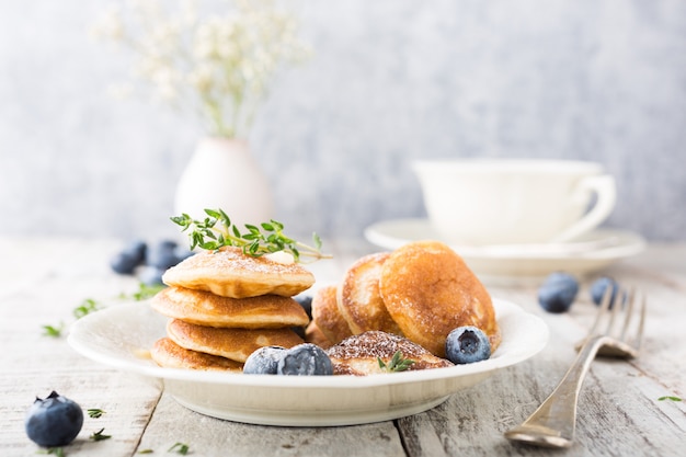 Mini panqueques holandeses llamados poffertjes