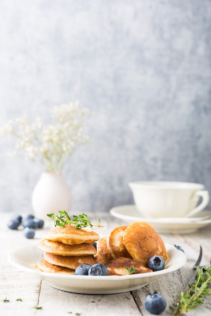 Mini panqueques holandeses llamados poffertjes