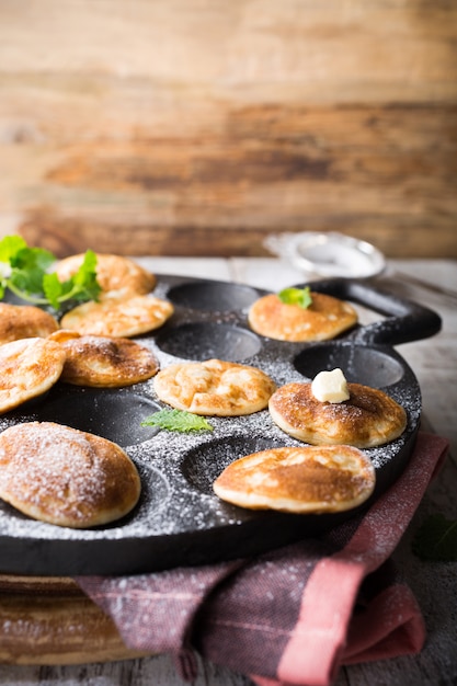 Mini panqueques holandeses llamados poffertjes