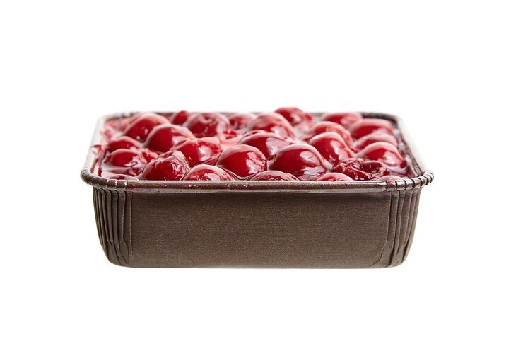 Mini pastel de cerezas en bandeja aislada sobre fondo blanco Pastel de galleta con cerezas postre dulce
