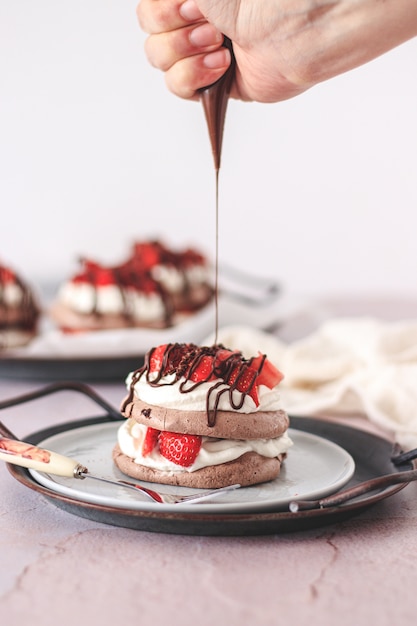 Foto mini pastel de pavlova con fresas frescas