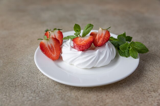 Mini Pavlova Baiserkuchen mit Erdbeeren und Minze