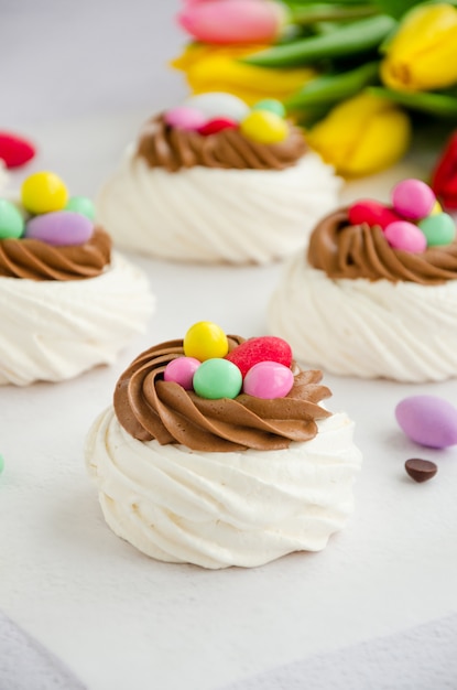 Mini Pavlova Birds Nest con crema de chocolate y dulces de colores