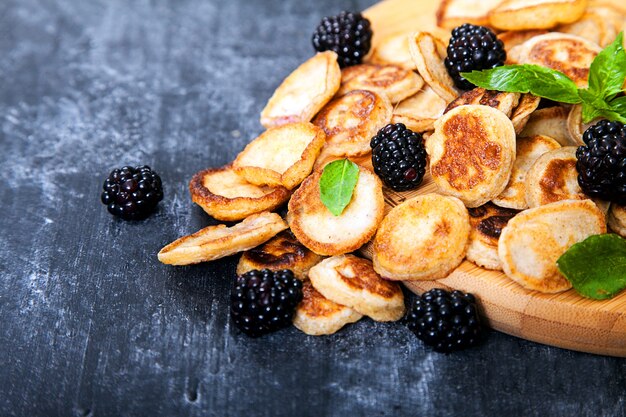 Mini Pfannkuchen, Brombeeren und Minzblätter