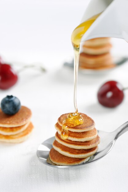 Mini-Pfannkuchen-Müsli mit Sommerbeeren