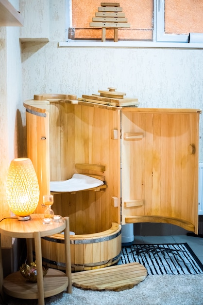 Mini-Phyto-Sauna - Zedernfass. Spa Behandlung. Holzbad. gut für deine Gesundheit. Gesundheitskonzept, kümmern Sie sich um Ihren Körper.