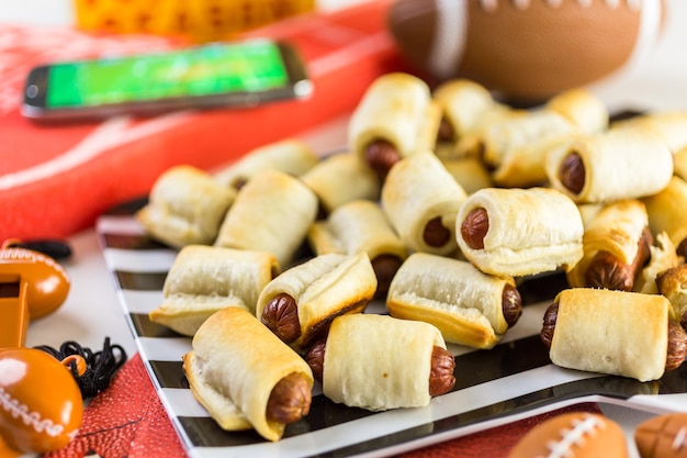 Mini Pigs In A Blanket para fiesta de juego de fútbol.