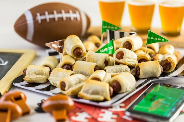 Mini Pigs In A Blanket para fiesta de juego de fútbol.