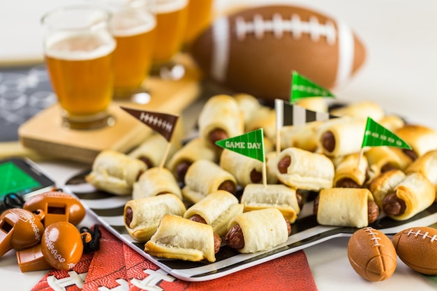 Mini Pigs In A Blanket para fiesta de juego de fútbol.