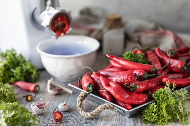 Mini pimenta vermelha quente na mesa de madeira