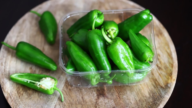 Mini pimentas verdes frescas do jalapeno