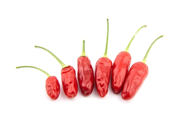 Mini pimientos rojos calientes aislado sobre fondo blanco.